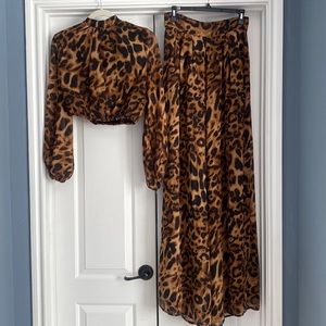 Two piece leopard set size - size M